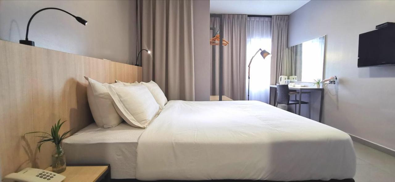 Country Inn Kulai Exteriör bild