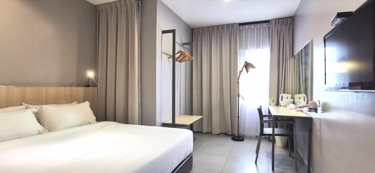 Country Inn Kulai Exteriör bild