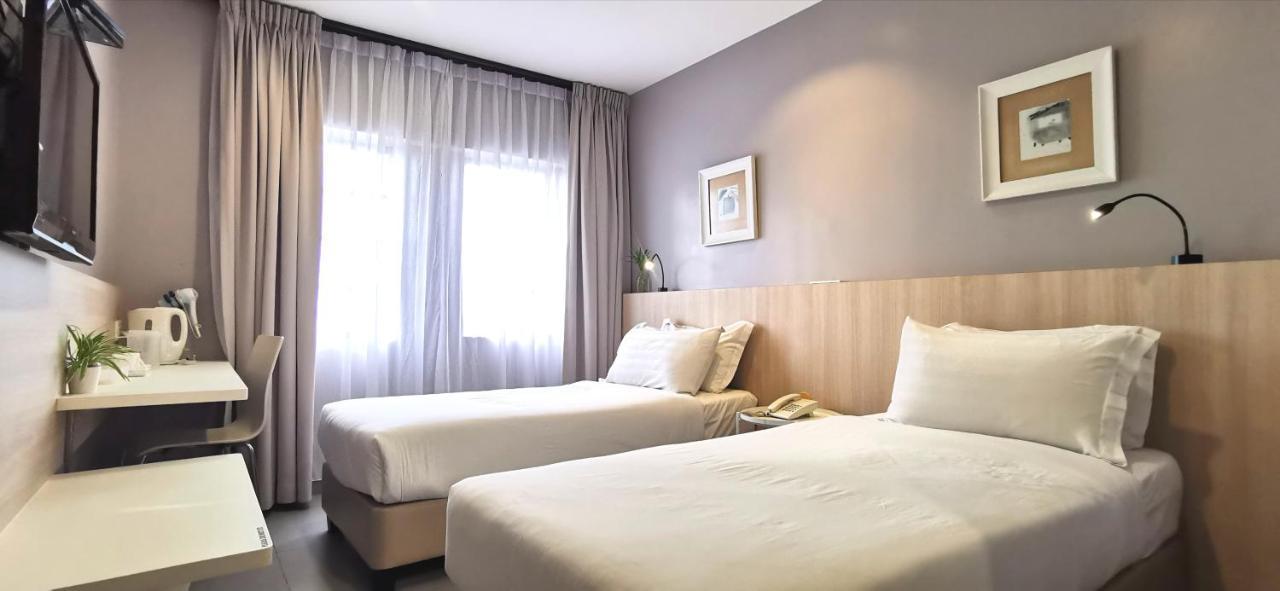 Country Inn Kulai Exteriör bild
