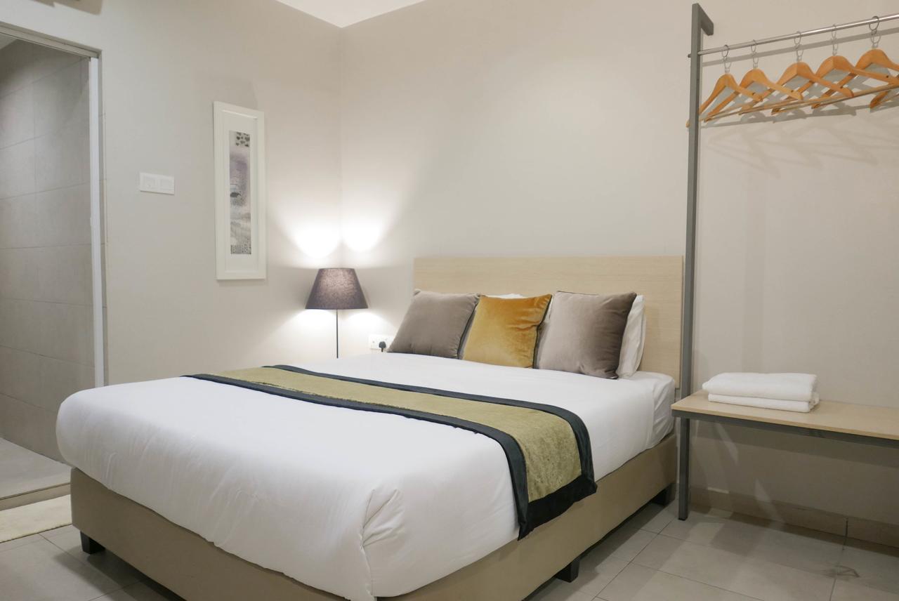 Country Inn Kulai Exteriör bild