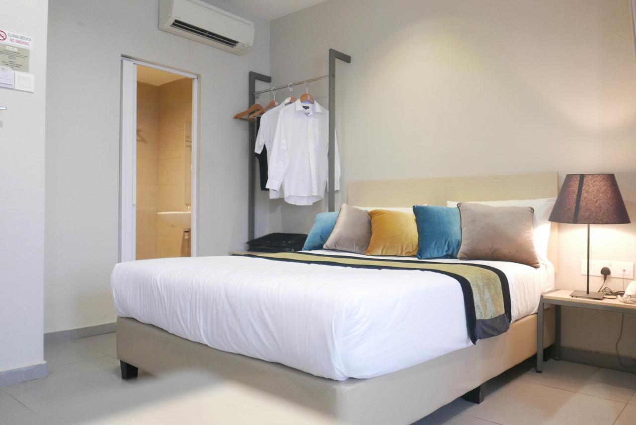 Country Inn Kulai Exteriör bild